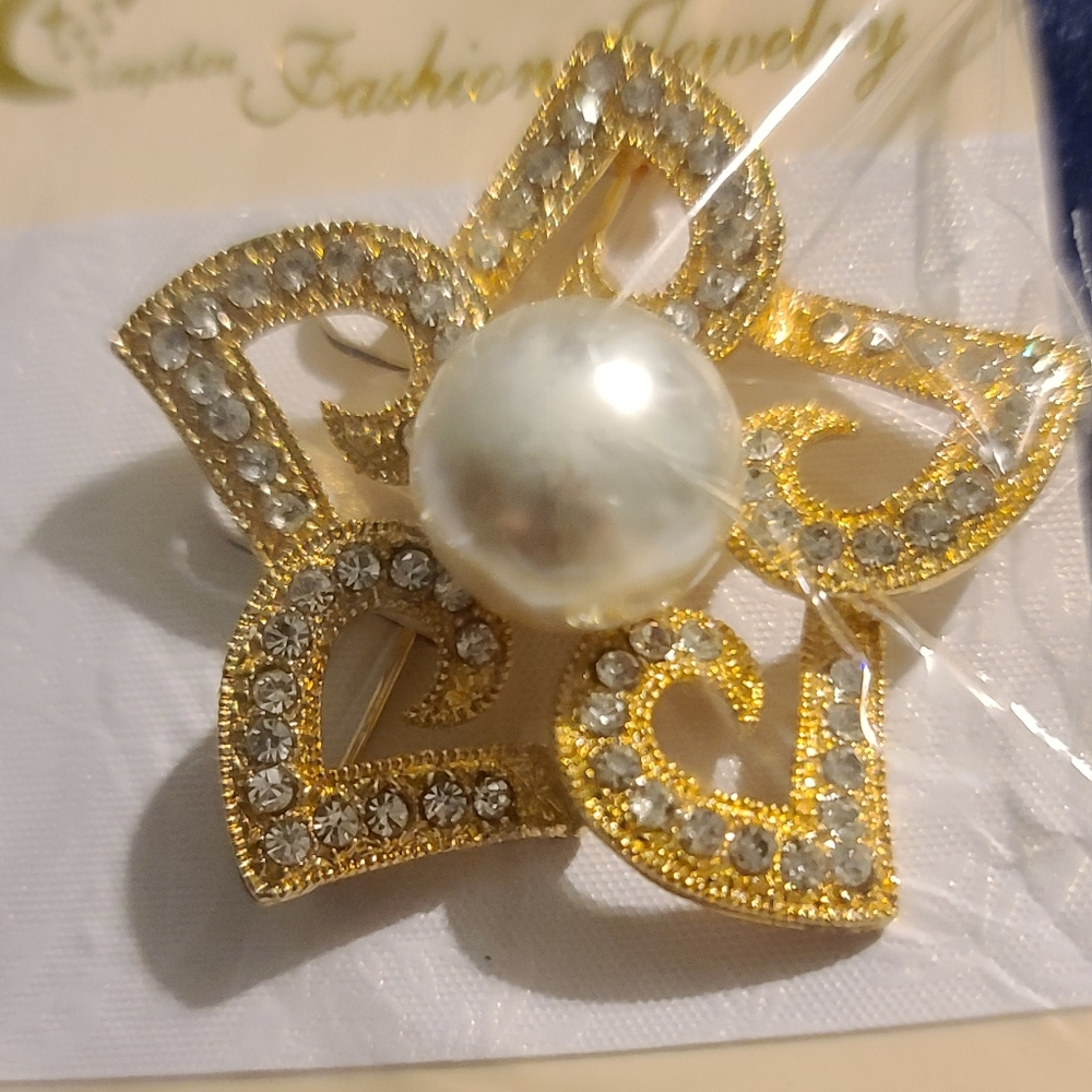 Gold-tone crystal flower broach lapel pin